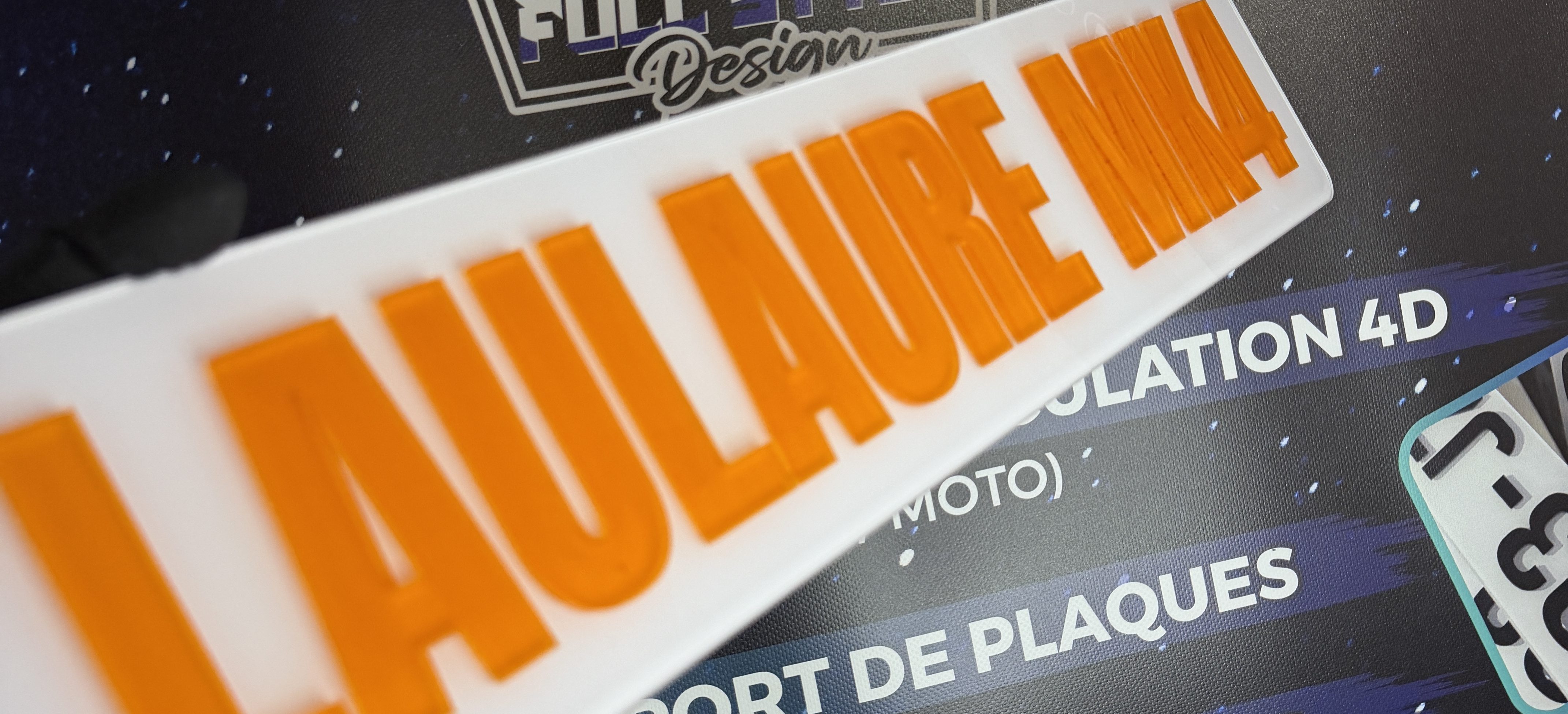 CACHE PLAQUE - ORANGE - FOND BLANC